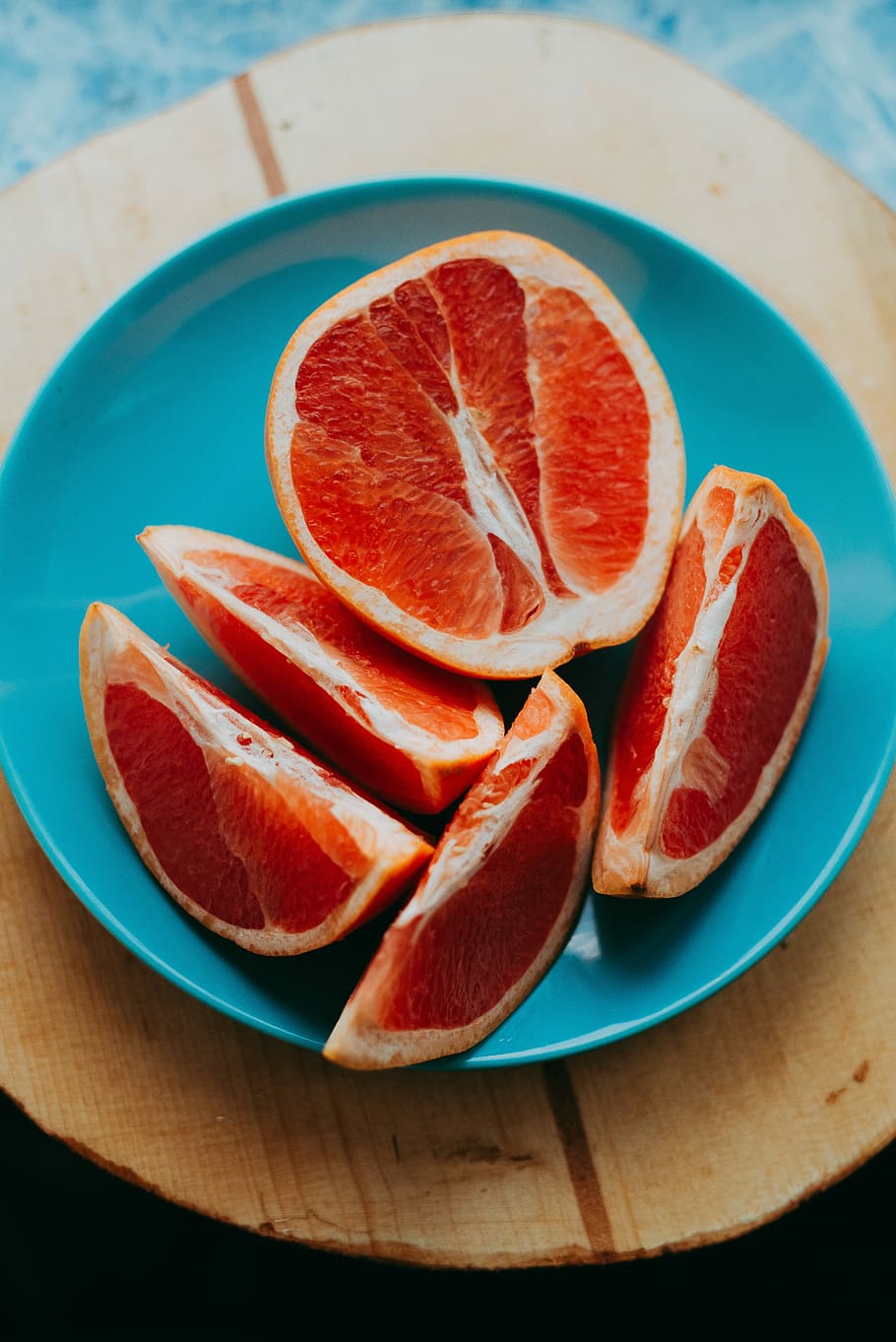 slice fruits on blue plate, slice of grapefruit, orange, red, HD wallpaper