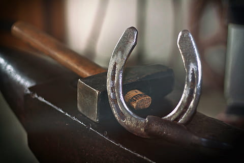 gray horseshoe beside mallet, glow, blacksmith, luck, hammer HD wallpaper