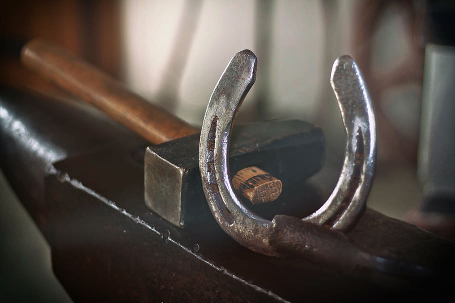 gray horseshoe beside mallet, glow, blacksmith, luck, hammer HD wallpaper