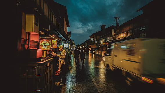 man standing near food stall at night time, street, urban Scene HD wallpaper