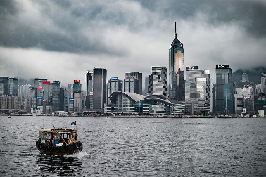 Hong Kong, brown boat near high rise buildings, water, skyscraper HD wallpaper