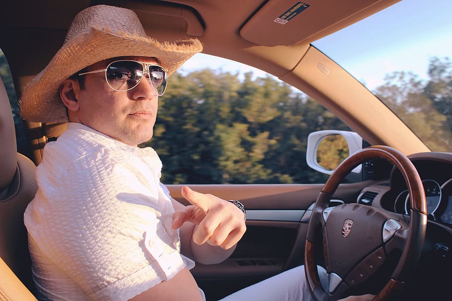 man wearing brown hat and white short sleeve Dress Shirt riding in car HD wallpaper