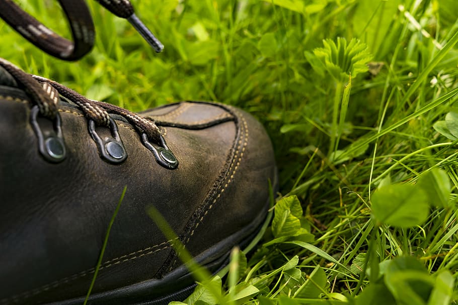 person stepping on grass, hiking shoes, outdoor, mountaineering shoes
