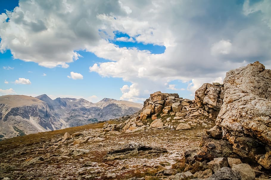 brown rocks under grey cloudy sky, mountain, peak, summit, top HD wallpaper