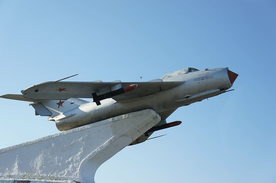monument, plane, fighter, sky, air vehicle, airplane, clear sky HD wallpaper