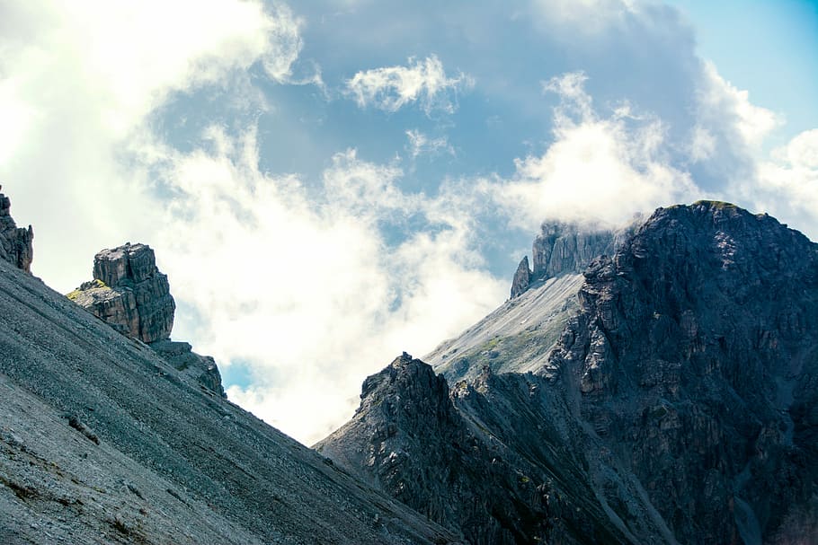 mountain under cloudy skies, landscape photography of grey mountains HD wallpaper