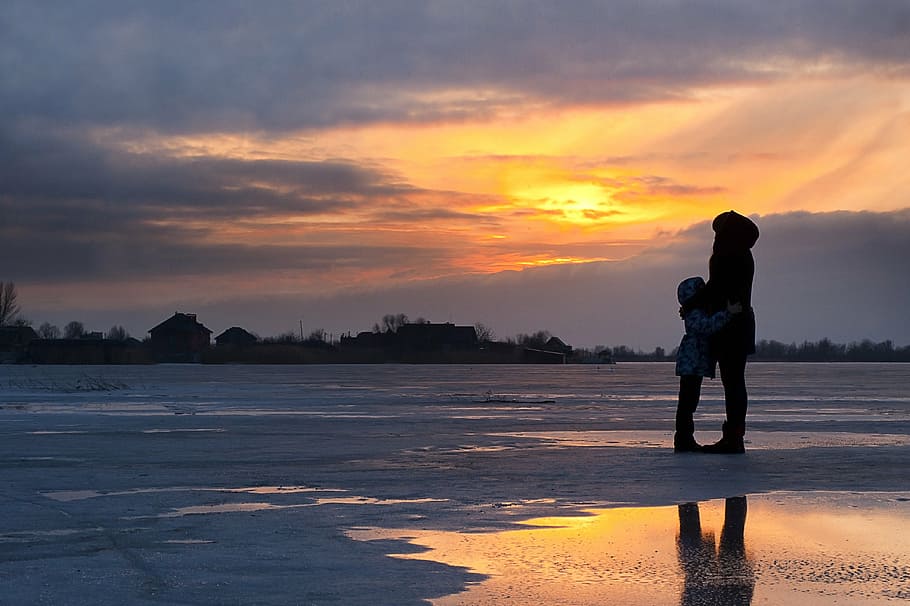 adult and toddler on seashore during golden hour, blue, boy HD wallpaper