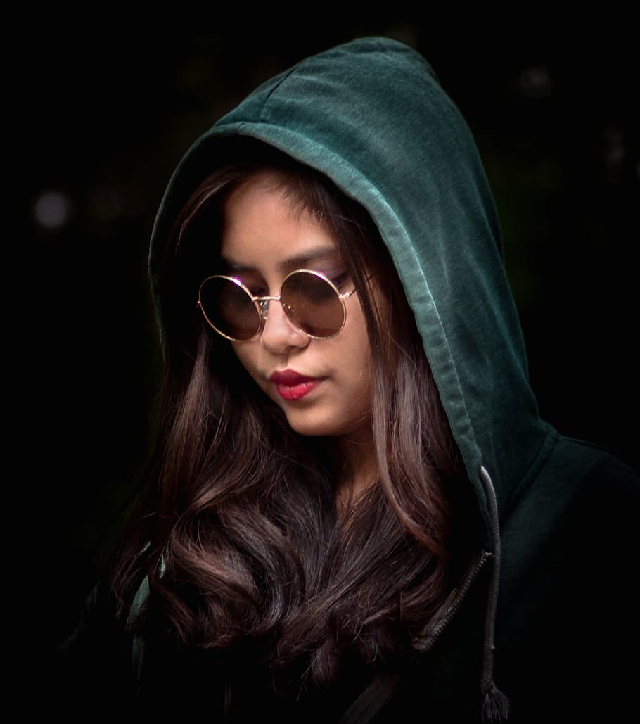 women standing wearing hippie glasses, potrait, woman, dramatic HD wallpaper