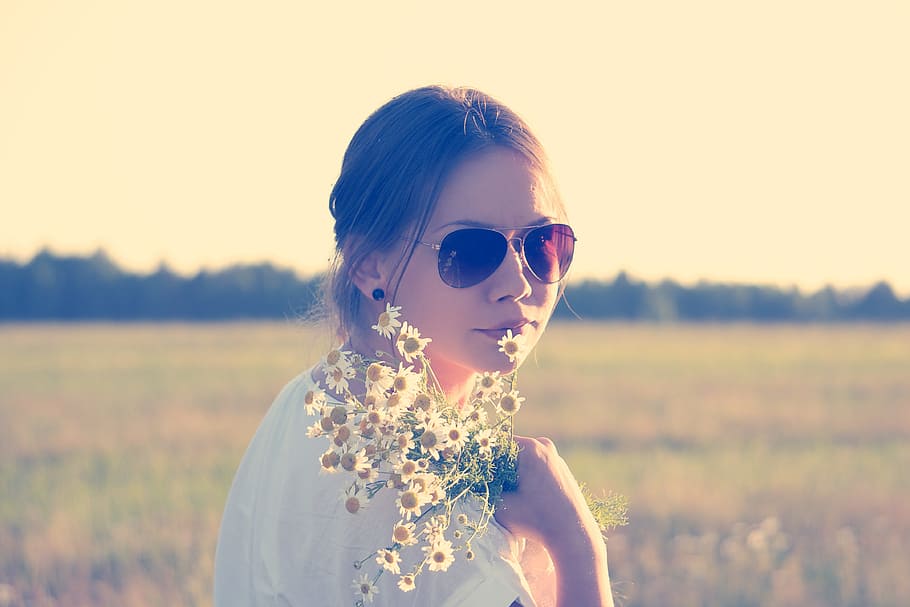 woman holding white flower bouquet, shallow focus photography of woman holding a bouquet of daisy, HD wallpaper