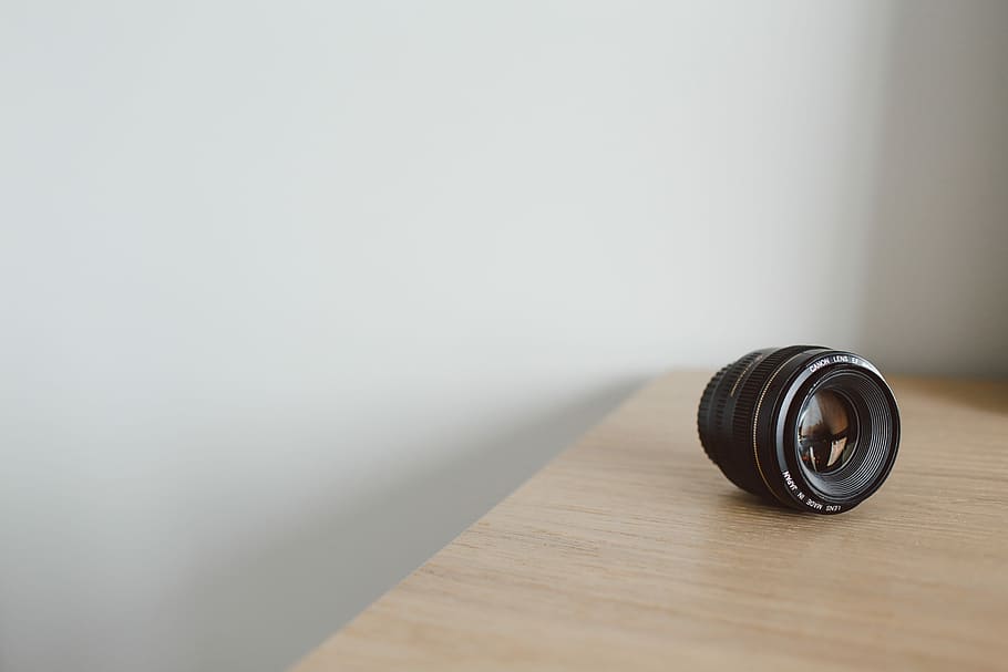 black camera lens on brown table, black DSLR camera lens on brown wooden surface HD wallpaper