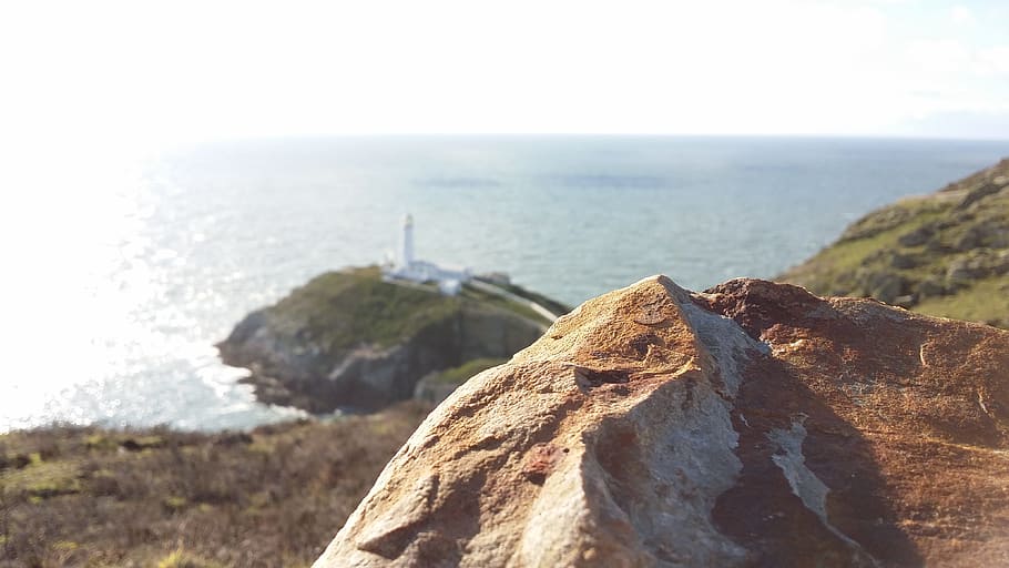 south stack, sea, focus, rock, lighthouse, water, horizon over water HD wallpaper