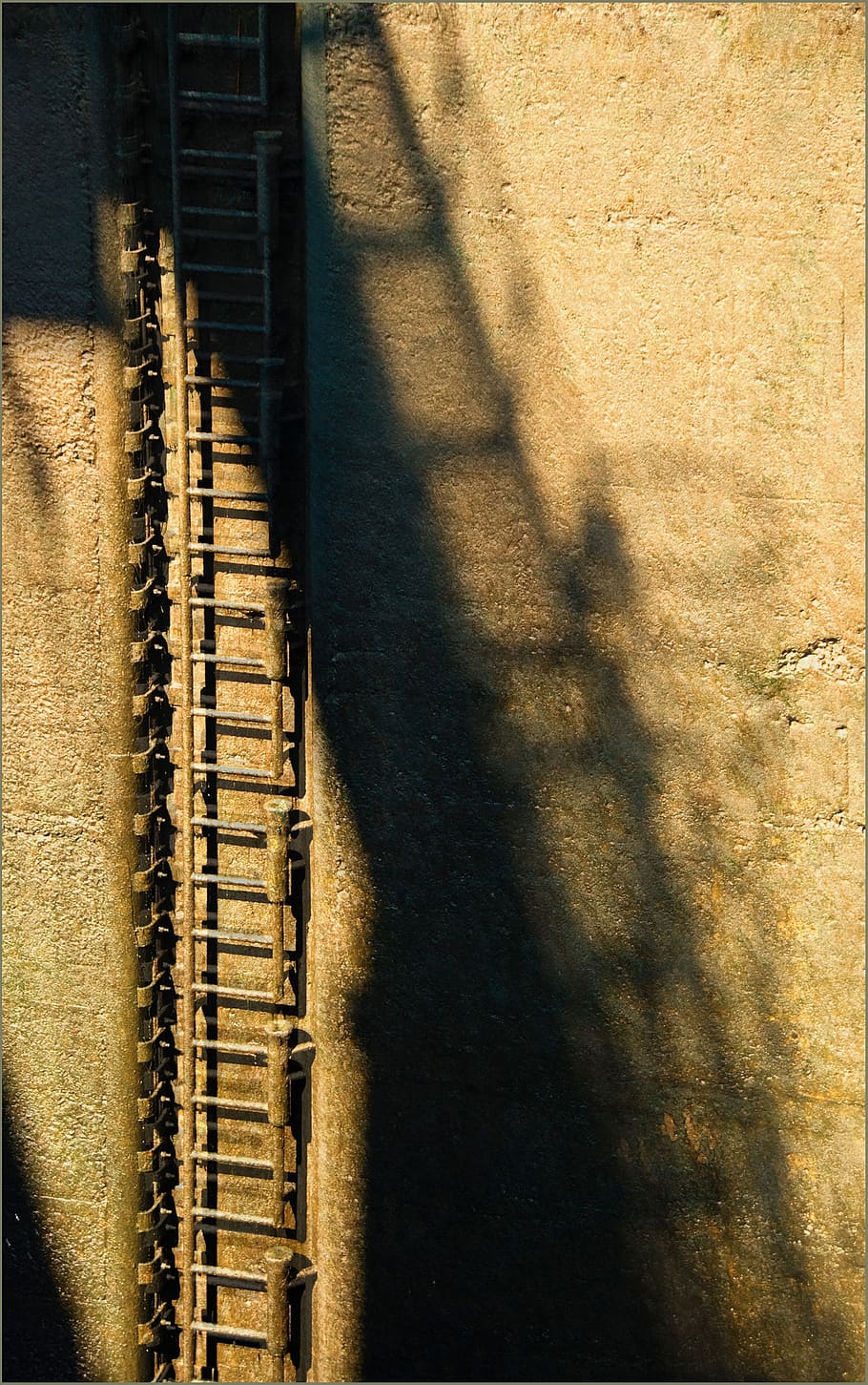 lock, scale, shadow, sunlight, no people, day, wall - building feature HD wallpaper
