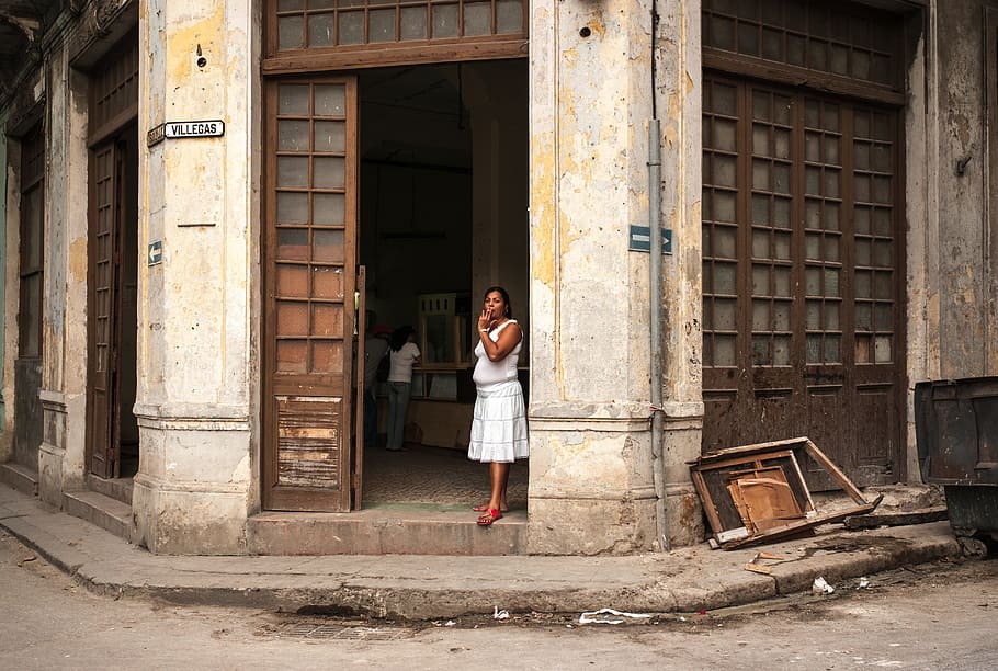 woman near brown wooden door, cuba, doors, architecture, one person HD wallpaper