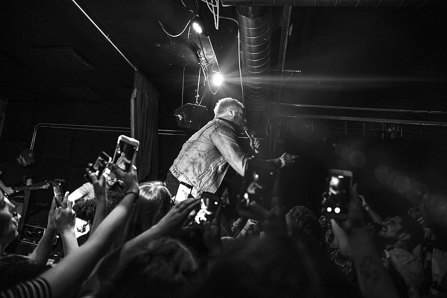 grayscale photo of band vocalist performing on stage, grayscale photo of man singing on stage HD wallpaper