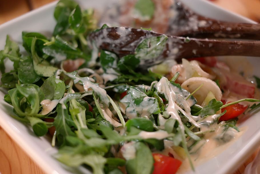 salad, starter, lamb's lettuce, rocket, arugula, tomatoes, onions HD wallpaper