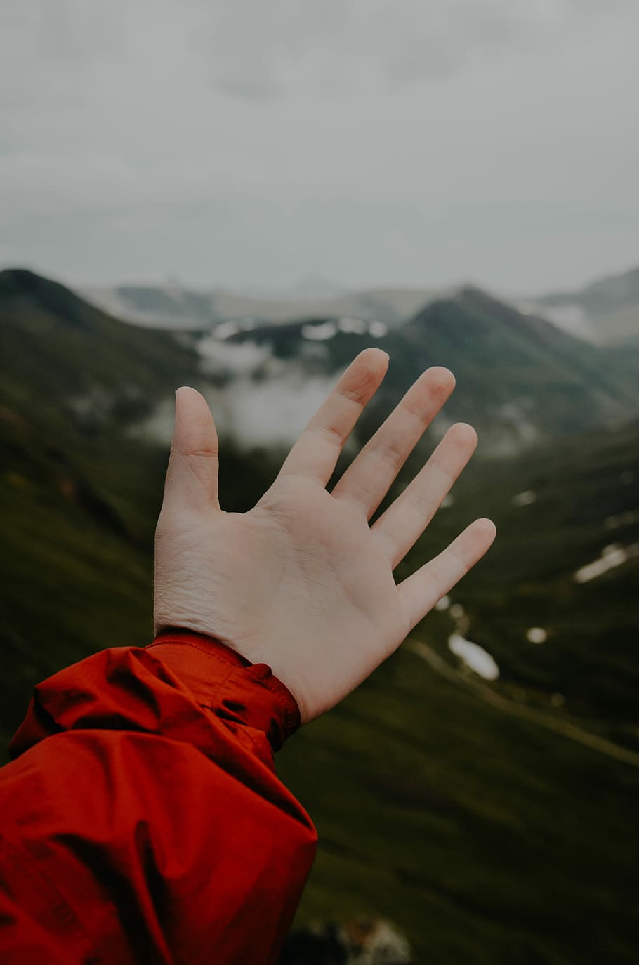 left person's hand, person showing left hand, caucasian, mountain HD wallpaper