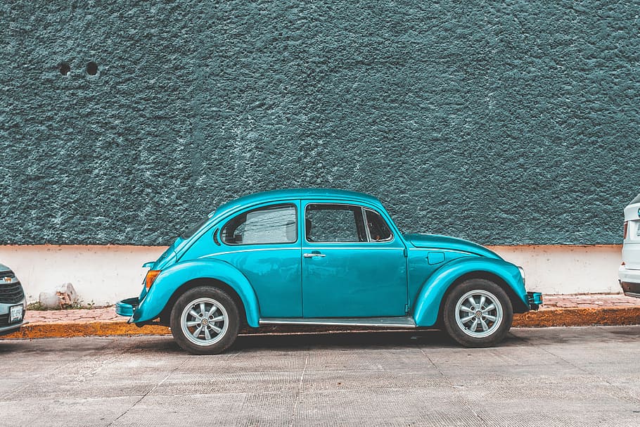 teal Volkswagen Beetle car parked beside sidewalk, teal Volkswagen Beetle type 1 HD wallpaper