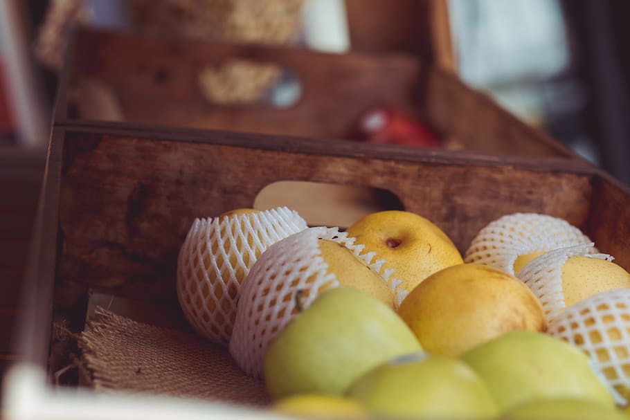 close photo of tray of green and yellow apples, green and yellow apple fruits on brown wooden crate HD wallpaper