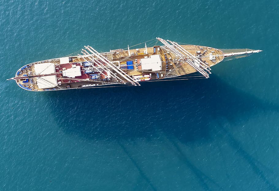 aerial photography of ship on body of water during daytime, brown and white ship on body of water during daytime HD wallpaper