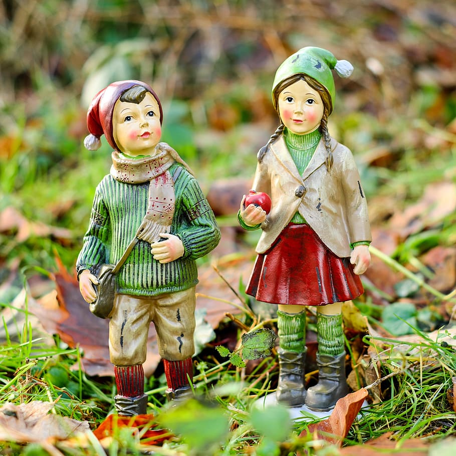 girl and a boy in green and red bobble hat figurines, children, HD wallpaper