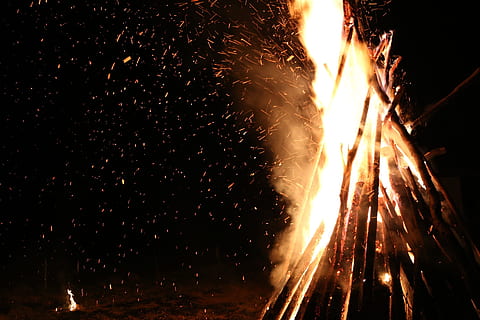 burning firewood, open fire, hot, flame, sparkle, cozy, heat HD wallpaper