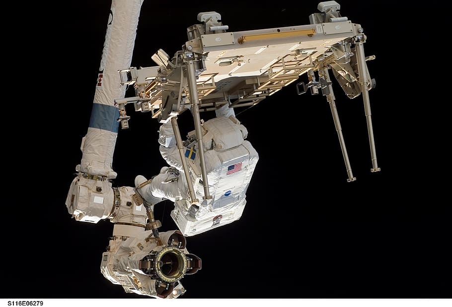 astronaut, spacewalk, space shuttle, tools, suit, pack, tether HD wallpaper