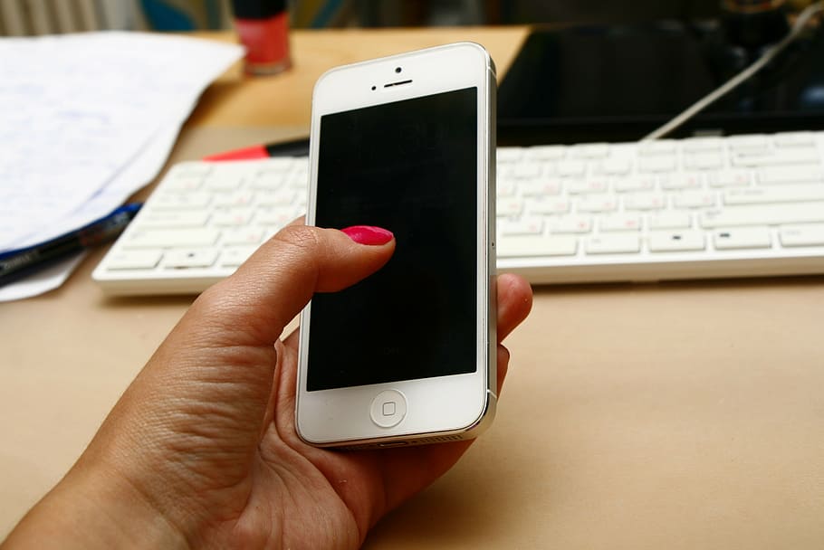person holding white iPhone 5, cellphone, hand with telephone, HD wallpaper