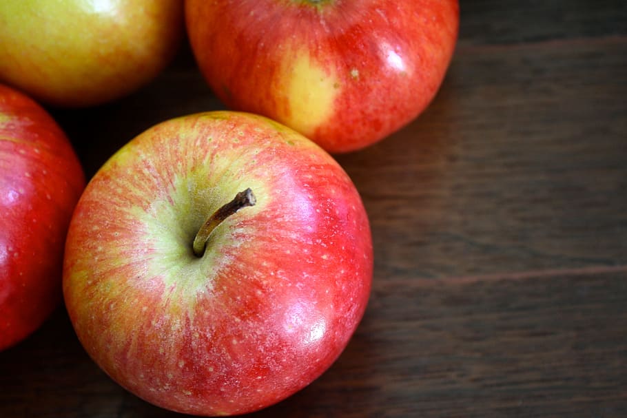 honey crisp apples, red, wood, fruit, healthy, green, dieting HD wallpaper