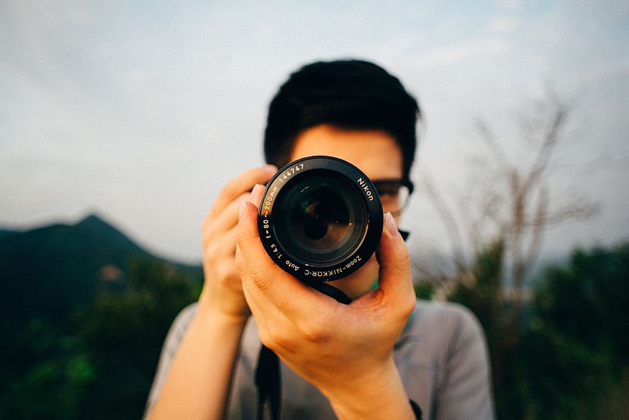 man using DSLR camera, shallow focus photography of man holding DSLR camera, HD wallpaper