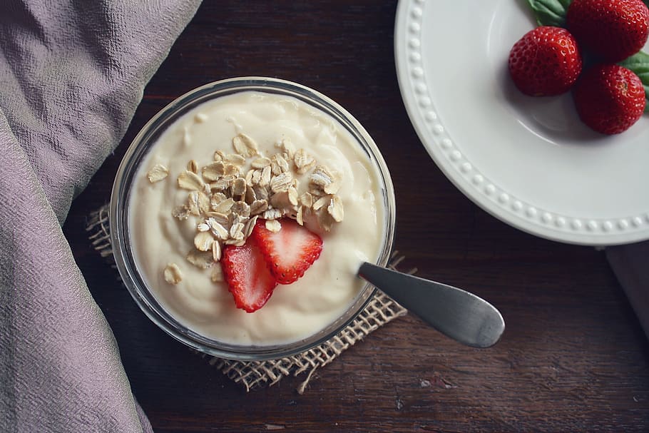 cream with strawberry on white ceramic bowl, yogurt, fruit, vanilla, HD wallpaper