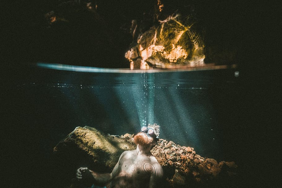 underwater photography of diver, man underwater using goggles HD wallpaper