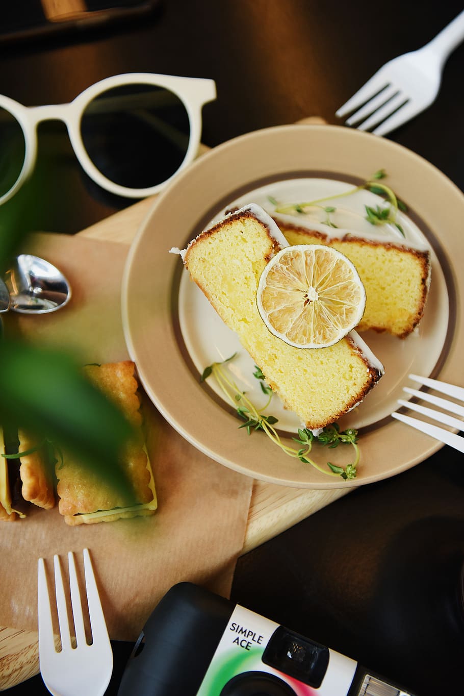 toasted bread with sliced lemon in bowl, sliced cakes on saucer HD wallpaper