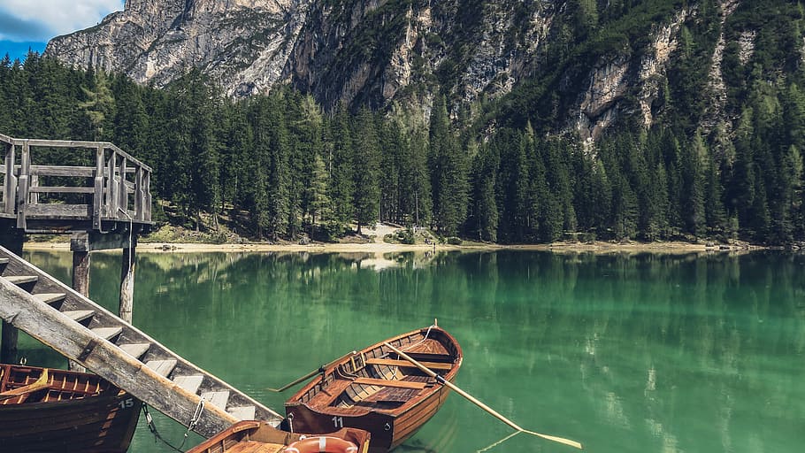 brown canoe docking on gray wooden staircaes, brown canoe boat on body of water near brown wooden dock at daytime HD wallpaper