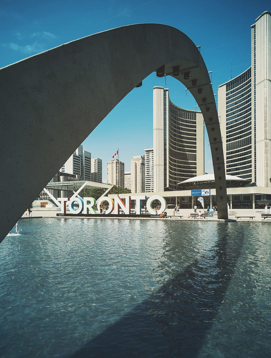 Toronto arch gateway monument under blue sky at daytime, toronto city hall, HD wallpaper