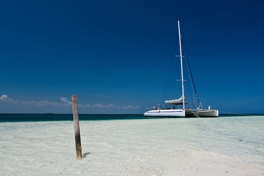 Catamaran boat in the Caribbean off Cayo Blanco Island in Cuba, HD wallpaper