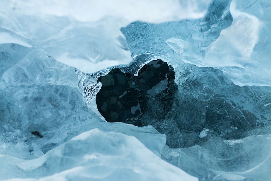 A hole in an ice sheet covering dark blue water, photography of snow hole HD wallpaper