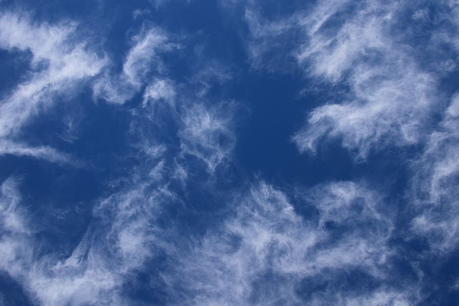 blue sky photograph, white cirrus clouds on blue sky during daytime HD wallpaper