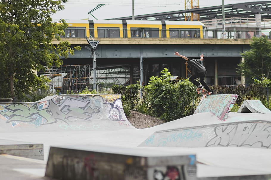skater skating on skate park during daytime, gray concrete pavement at daytime HD wallpaper