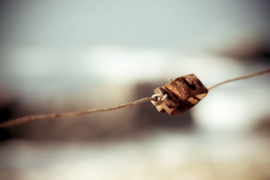 still, items, rust, steel, string, held, bokeh, focus on foreground HD wallpaper