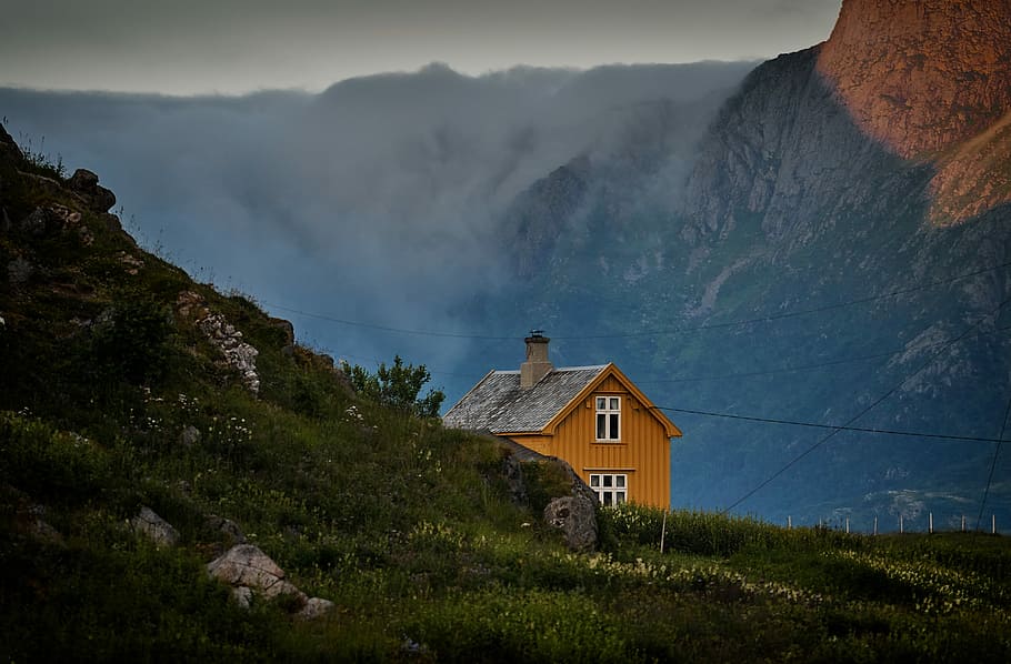 brown concrete house near mountains under white sky at daytime, brown house beside tree HD wallpaper