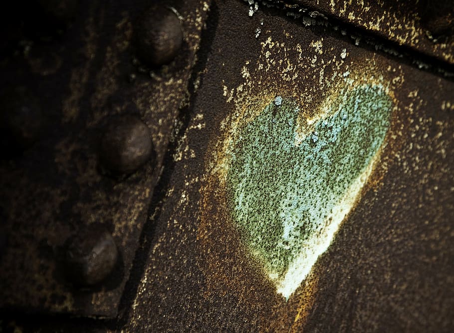 brown metal frame with heart painting, spray, painted, tag HD wallpaper