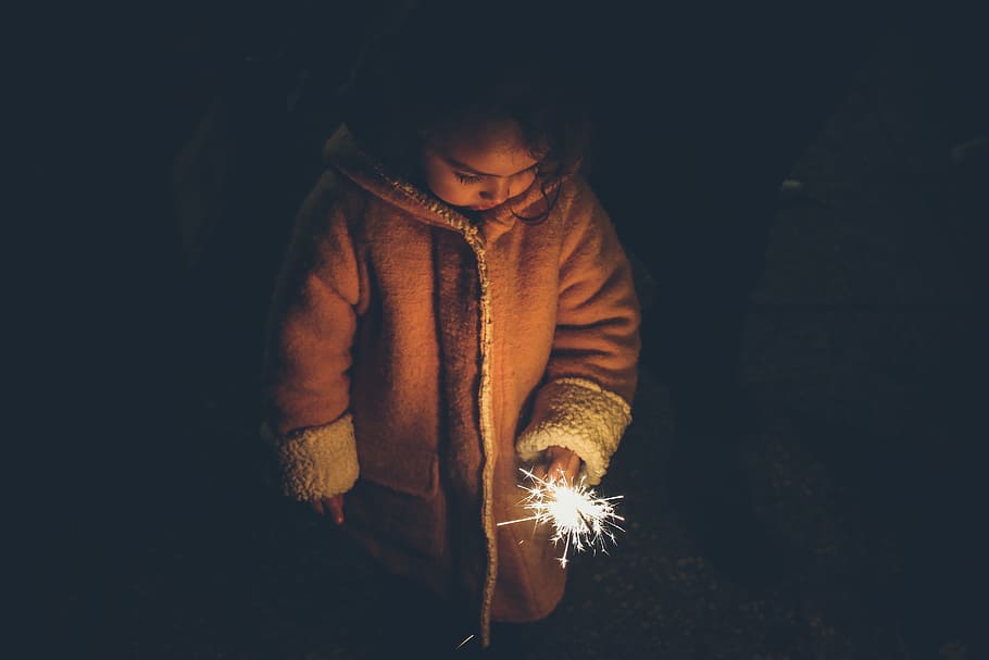 girl holding sparkler at nighttime, toddler holding firework during nighttime HD wallpaper