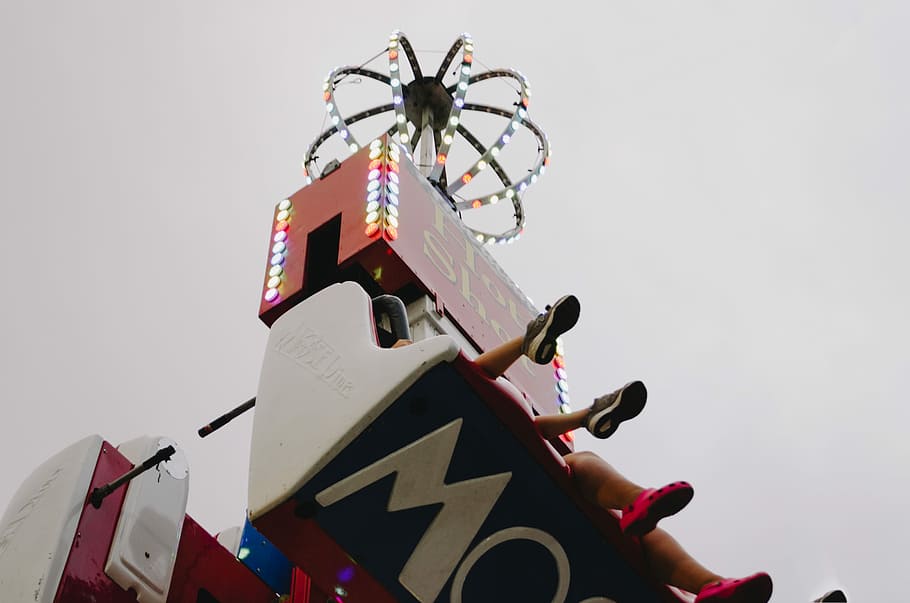 photo of person sitting on ride at amusement park, store signage HD wallpaper