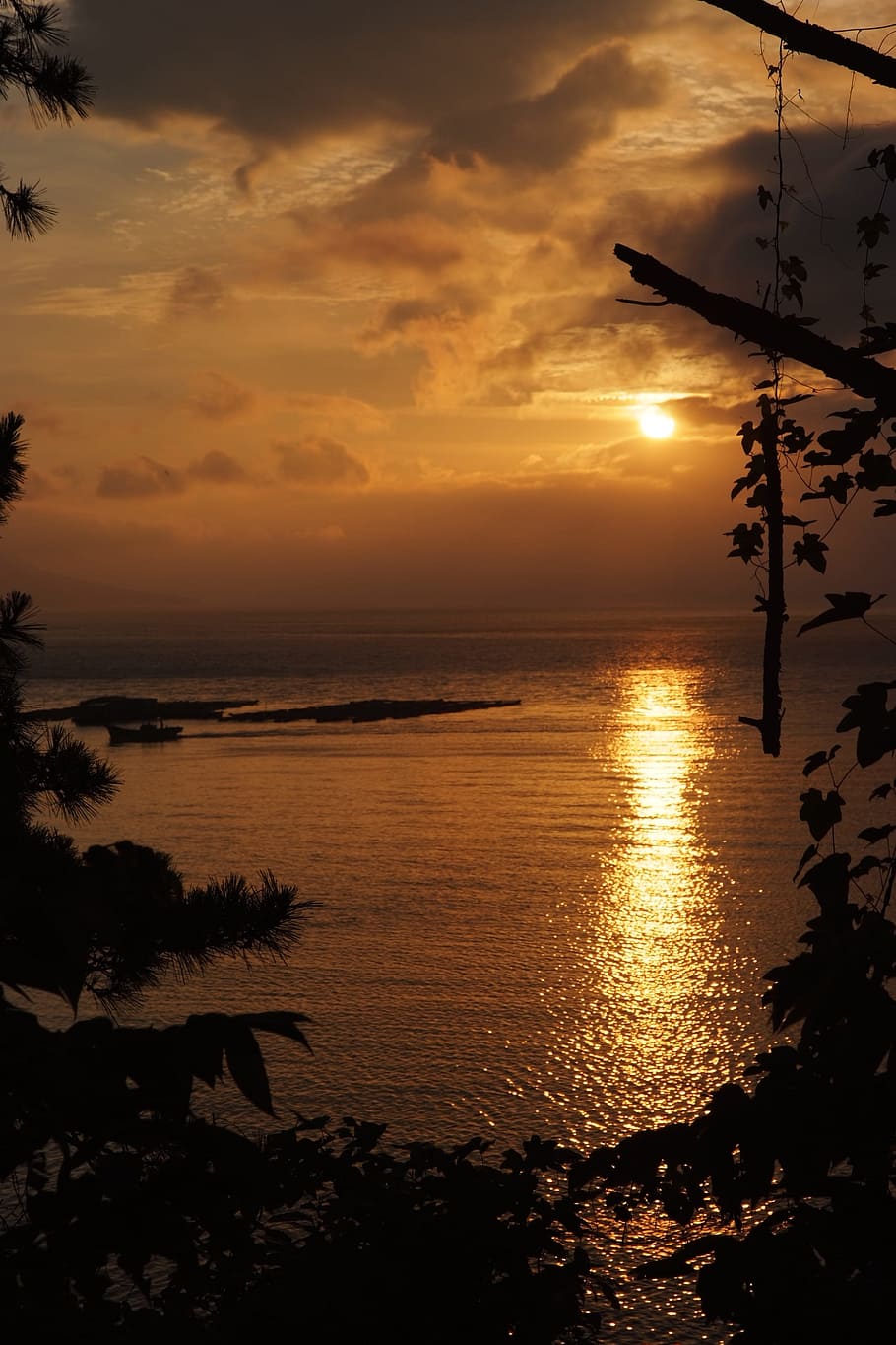 photo of sea during golden hour, sunset, sunrise, sunlight, outdoor