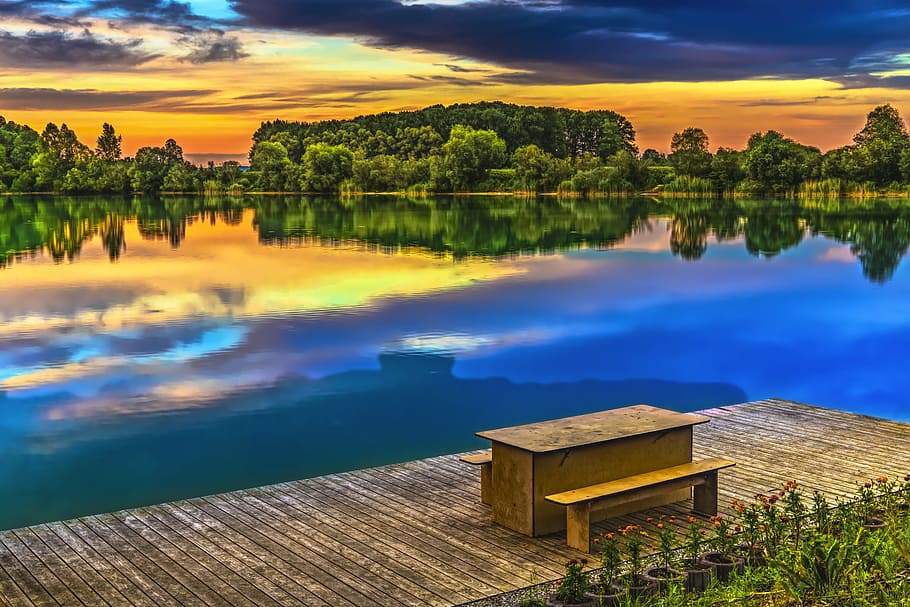 rectangular brown wooden desk near water, sunset, lake, abendstimmung, HD wallpaper