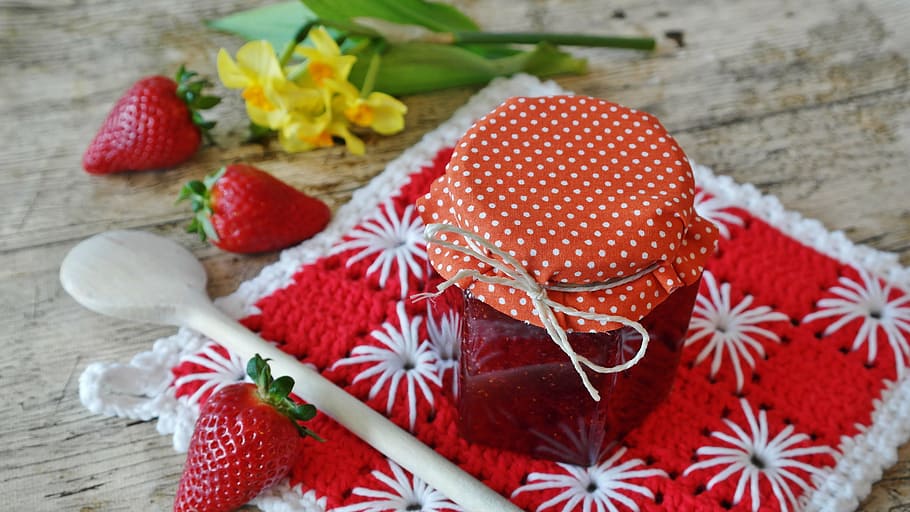 strawberry jam in clear bottle with three strawberry fruits beside HD wallpaper