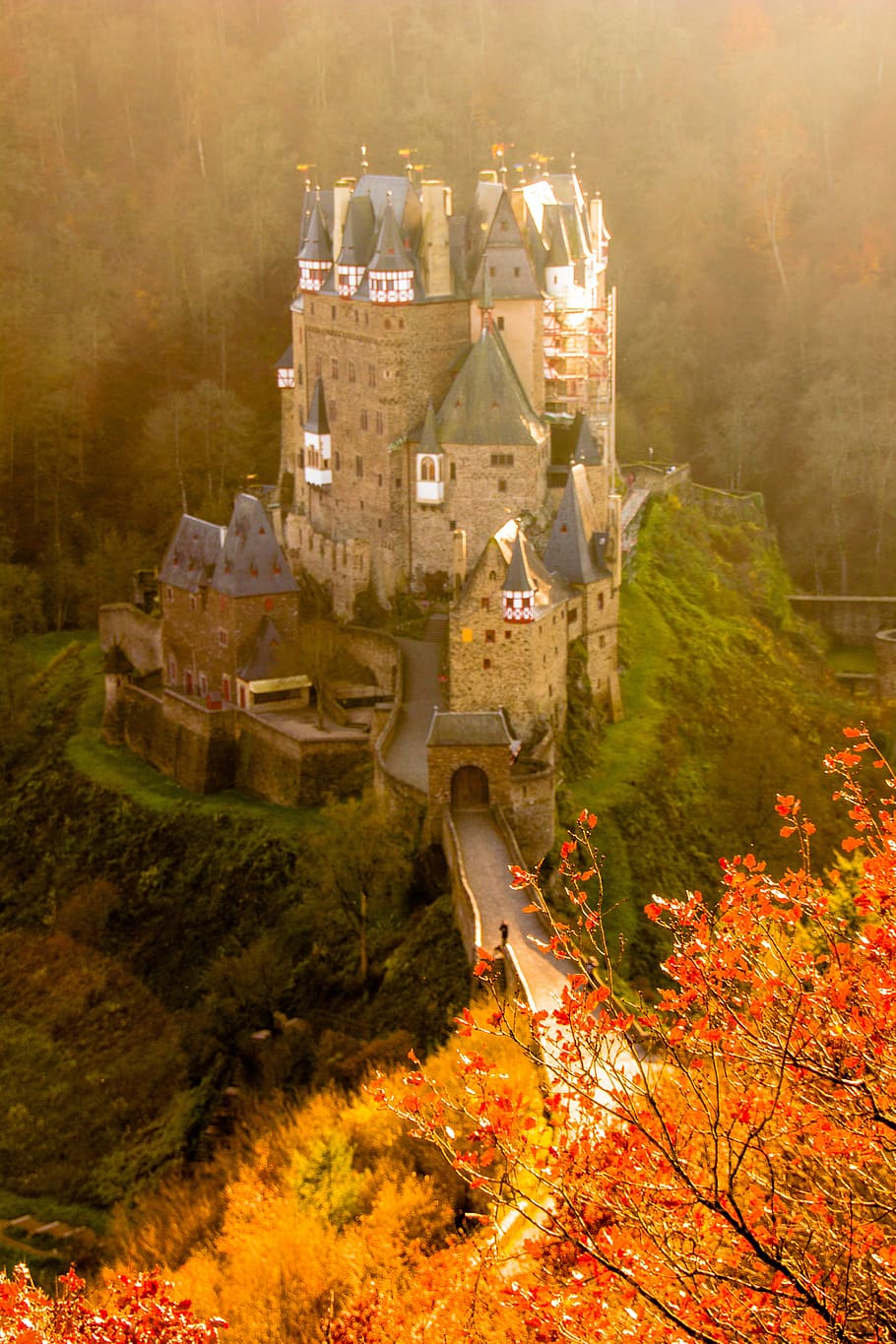 Castle Eltz from a bird´s perspective, landscape photo of brown and black castle HD wallpaper