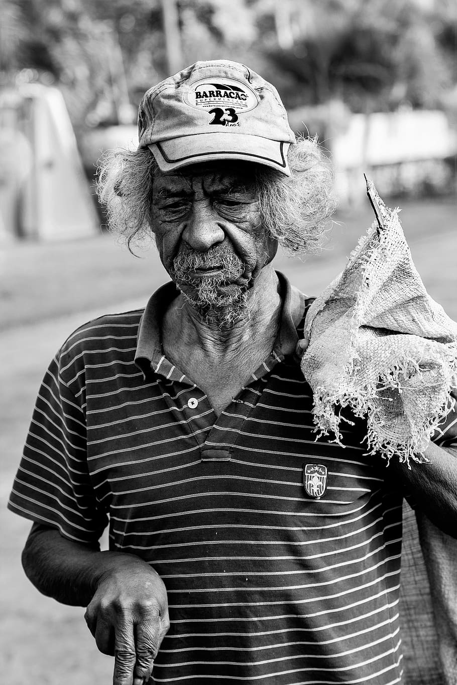 Grayscale Photography Of Man Wearing Polo Shirt And Holding Sack, HD wallpaper