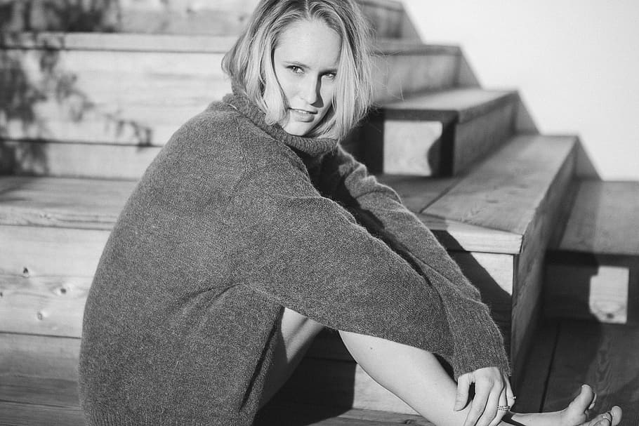 woman wearing cardigan sitting on stairs, grayscale photo of a woman sitting on stairs HD wallpaper