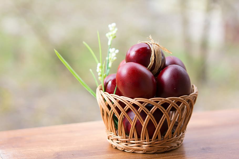 green balls on round brown wicker basket, easter, spring, holiday HD wallpaper